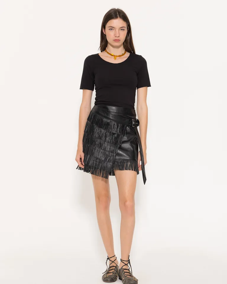 Falda corta de cuero con flecos y apliques, perfecta para un estilo sofisticado y moderno de Jazmin Chebar en Faldas para argentina