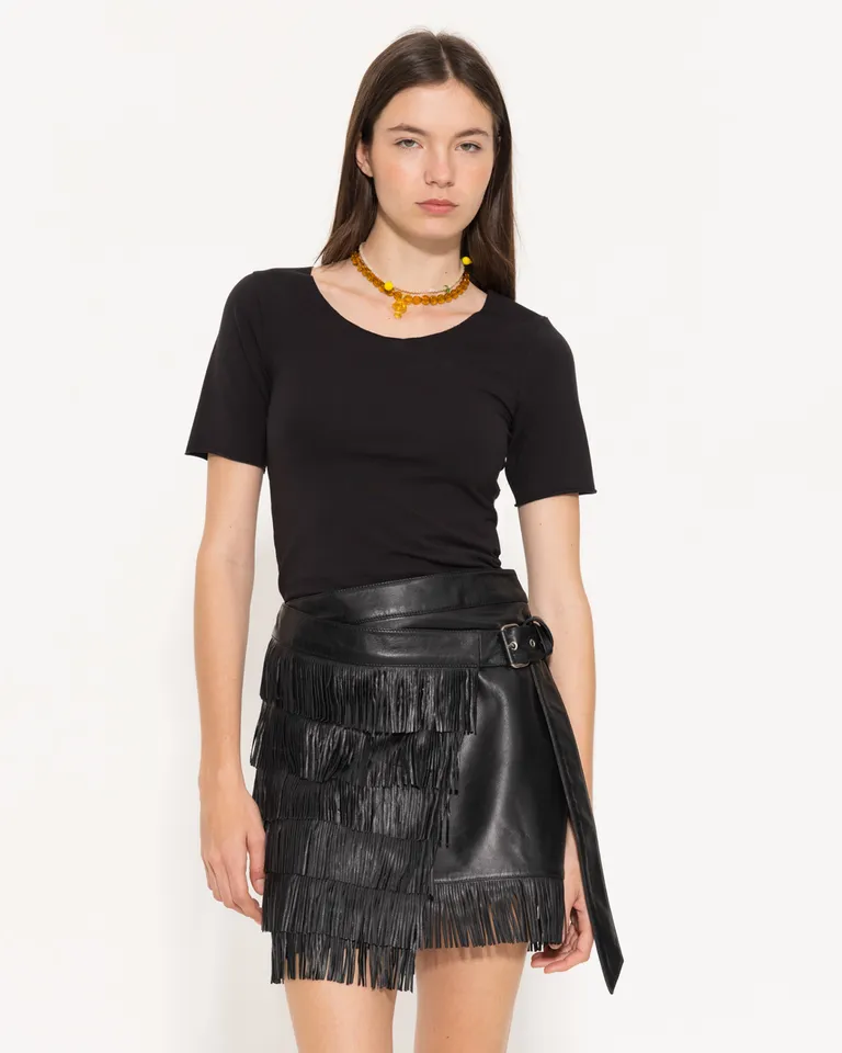 Falda corta de cuero con flecos y apliques, perfecta para un estilo sofisticado y moderno de Jazmin Chebar en Faldas para argentina