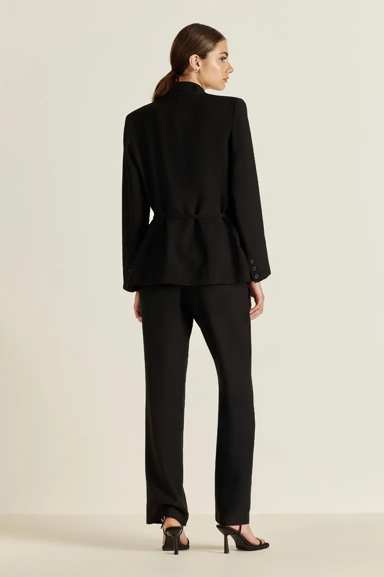 Saco sartorial femenino con detalles exclusivos y cintura ajustable de Tucci en Chaquetas para argentina