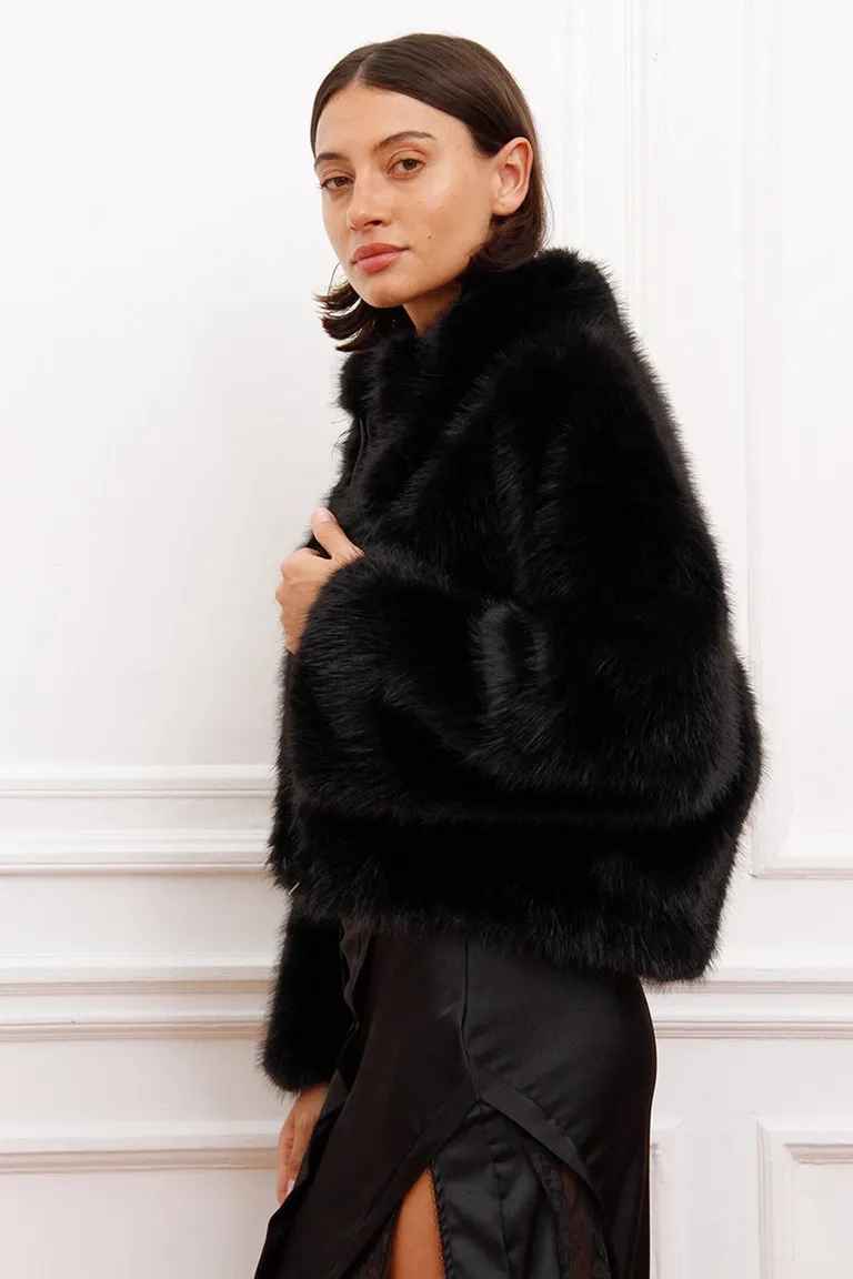 Campera de pelo con cuello alto y cierre central delantero de calce holgado de Sofia Sarkany en Chaquetas para argentina