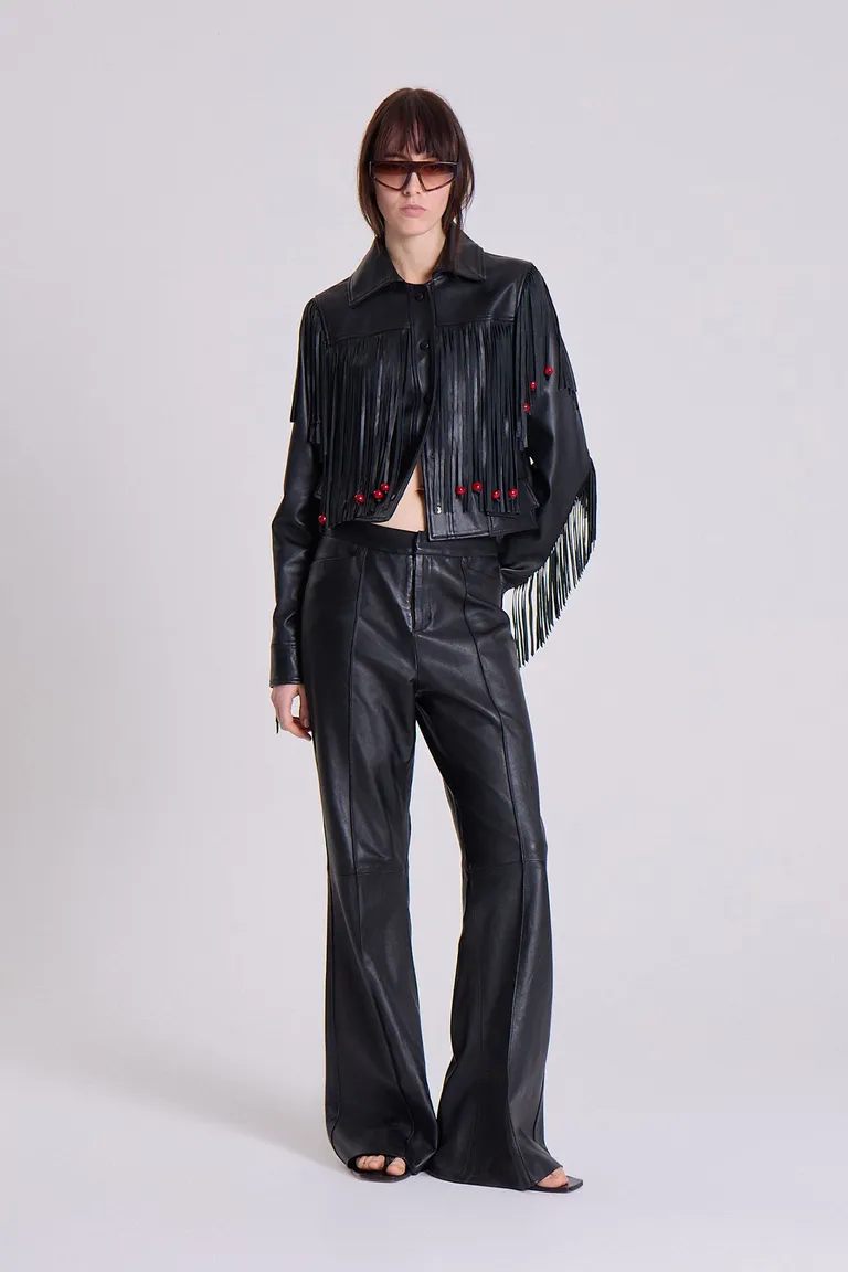 Chaqueta de cuero negra con flecos decorativos, diseño western versátil para mujer de Maria Cher en Chaquetas para argentina