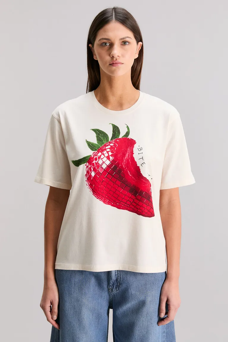 Remera oversize con estampado de fresa roja - Prenda versátil y de tendencia para el guardarropa femenino de Kosiuko en Remeras para argentina