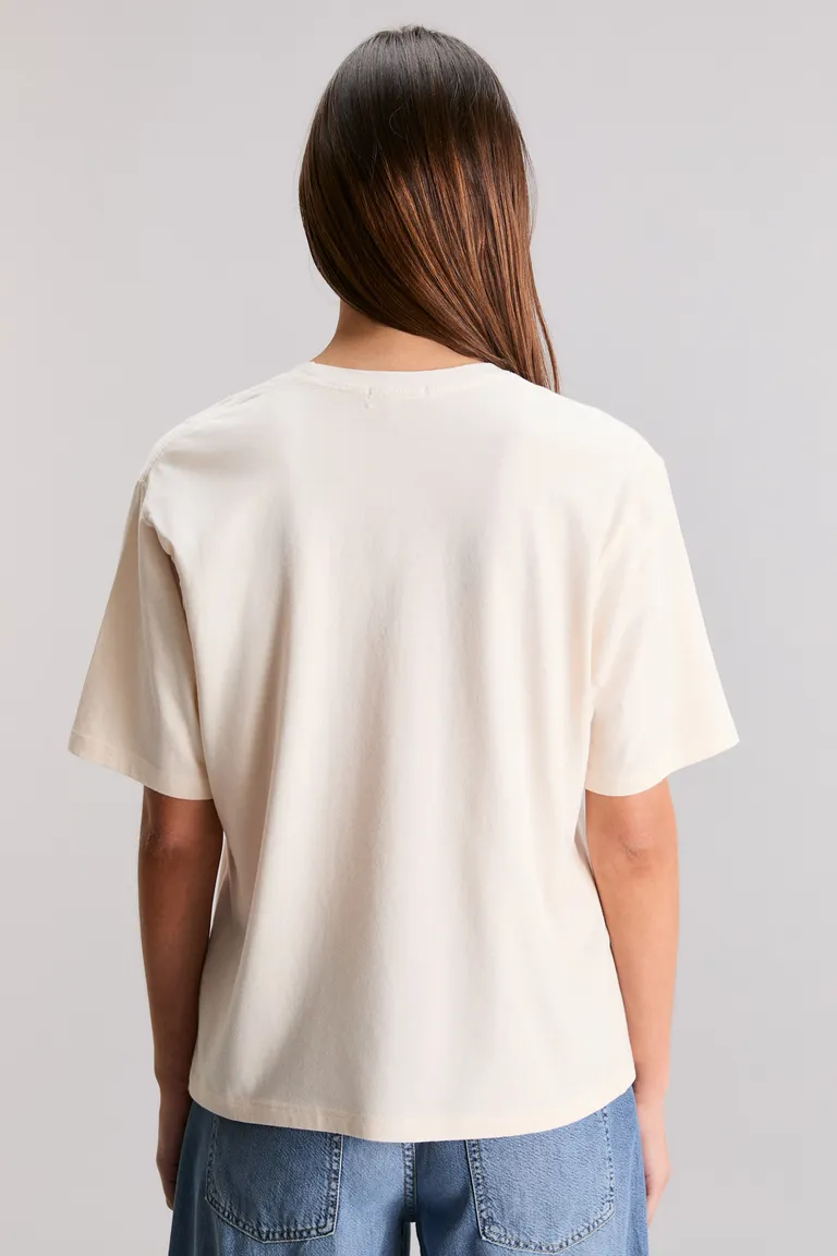 Remera oversize con estampado de fresa roja - Prenda versátil y de tendencia para el guardarropa femenino de Kosiuko en Remeras para argentina