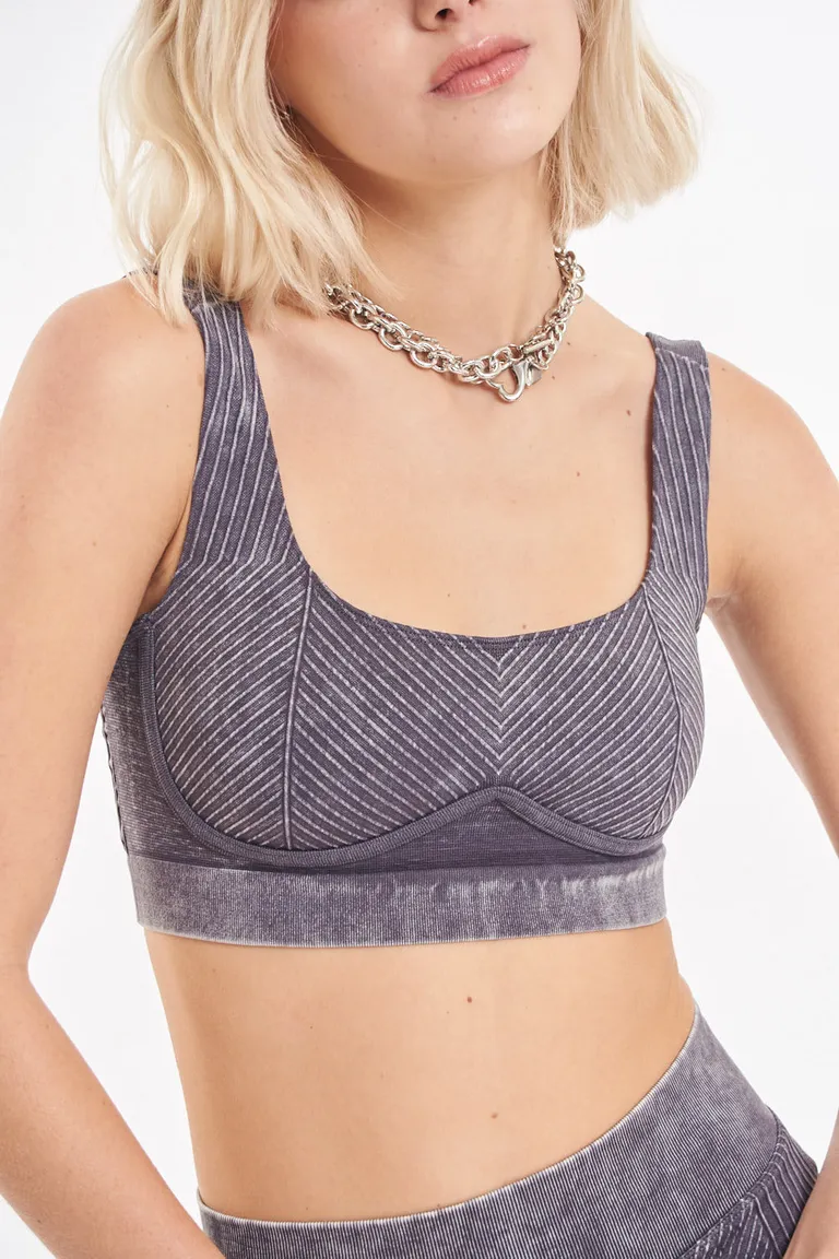 Top femenino de textura lavada con diseño adaptable al cuerpo de 47 Street en Tops para argentina