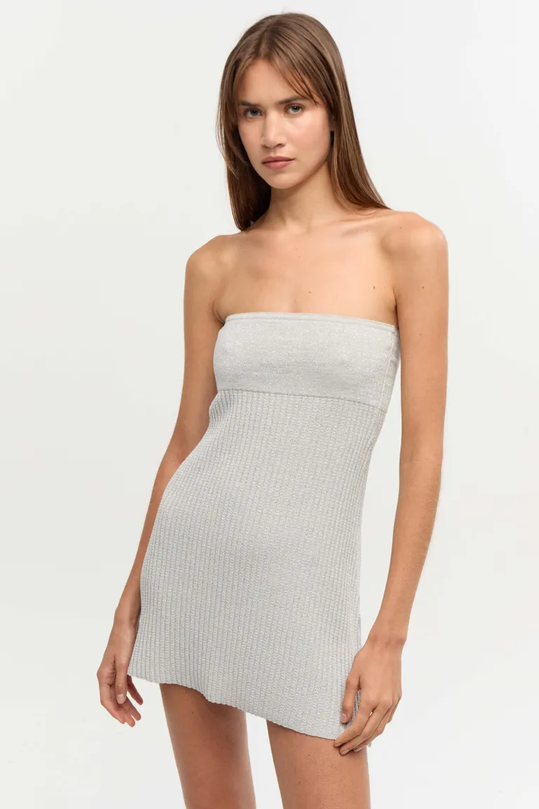 Vestido strapless blanco ajustado en busto con diseño acanalado y textura brillante de Ay Not Dead en Vestidos para argentina