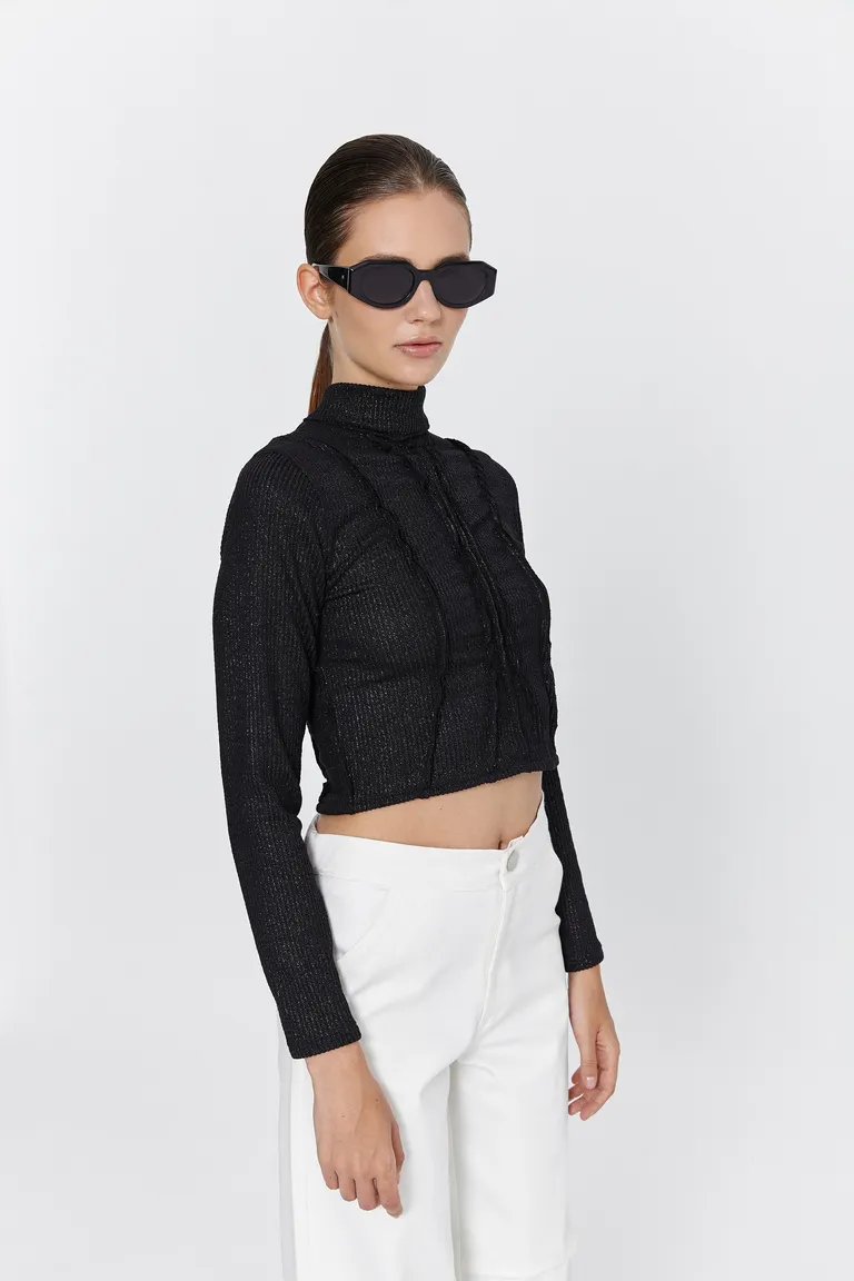 Remera de rib con escote alto y mangas largas en negro de Naíma en Remeras para argentina