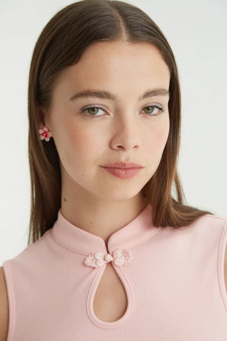 Musculosa con cuello mao y cierre de alamar en escote de Las Pepas en Tops para argentina