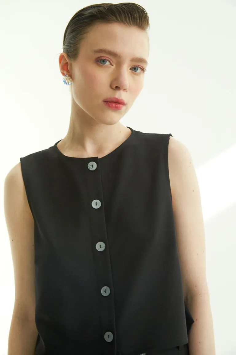 Top musculoso cropped con cartera frontal y pinzas para resaltar la figura de Las Pepas en Tops para argentina