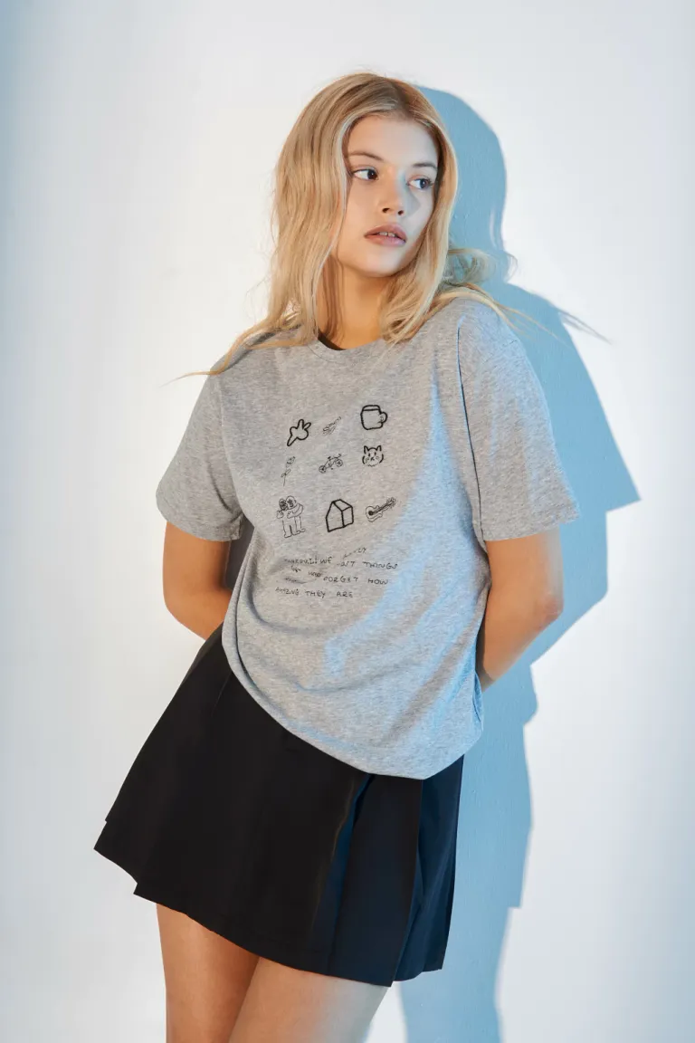 Remera de mujer con diseño minimalista y detalles originales de Apricot en Remeras para argentina