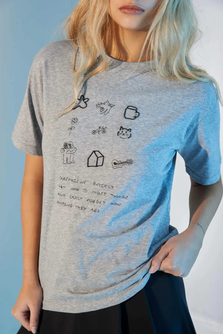 Remera de mujer con diseño minimalista y detalles originales de Apricot en Remeras para argentina