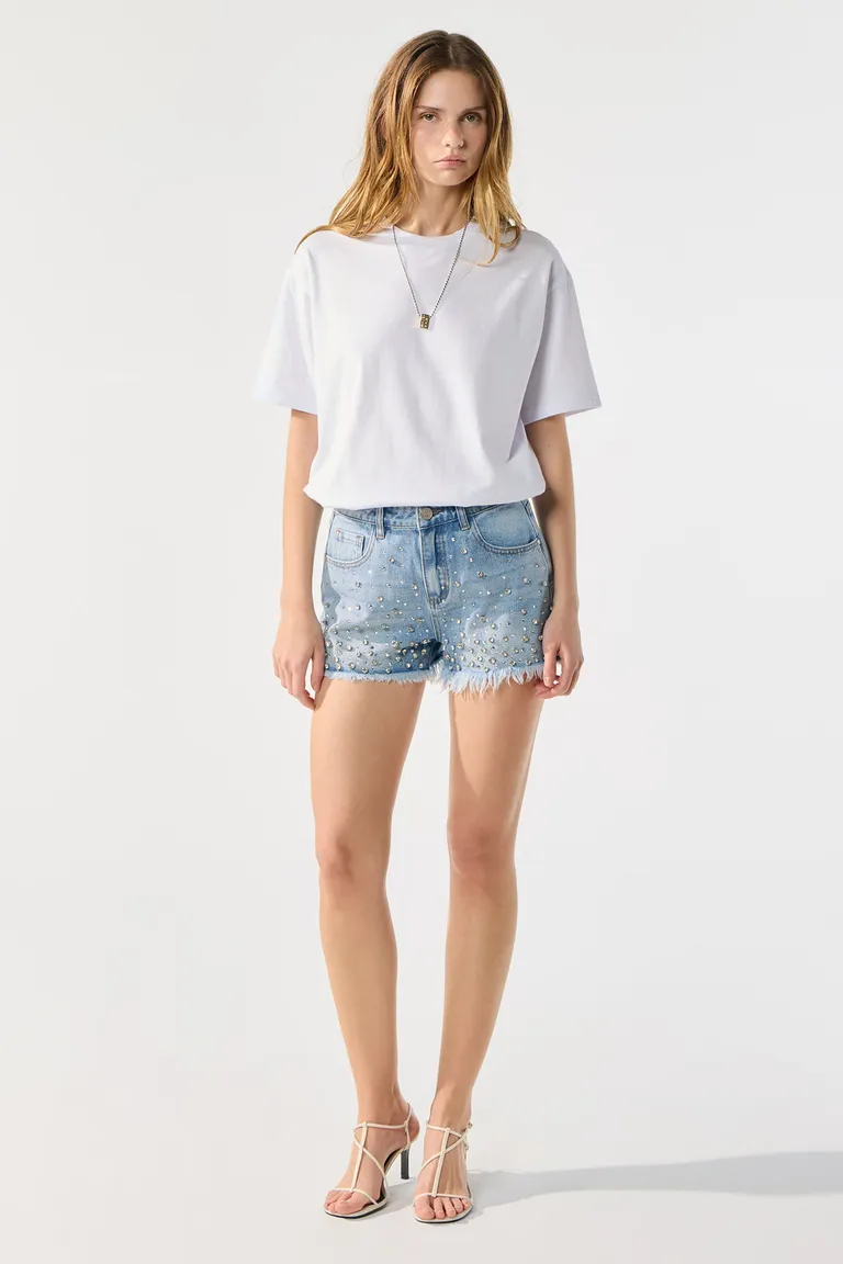 Shorts de jean con detalles de strass y ruedo deshilachado para un look casual y elegante de Cuesta Blanca en Shorts para argentina