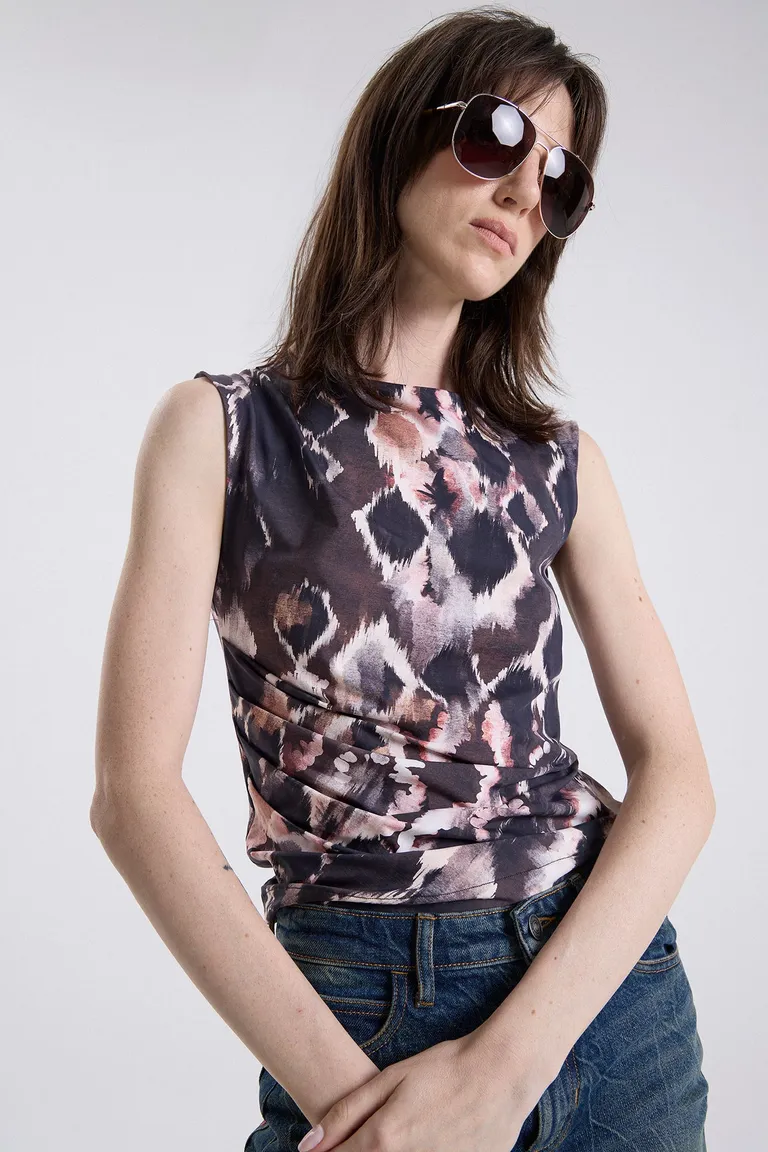 Top sin mangas al cuerpo con diseño estampado y detalle de drapeado en hombros y cintura de Maria Cher en Tops para argentina