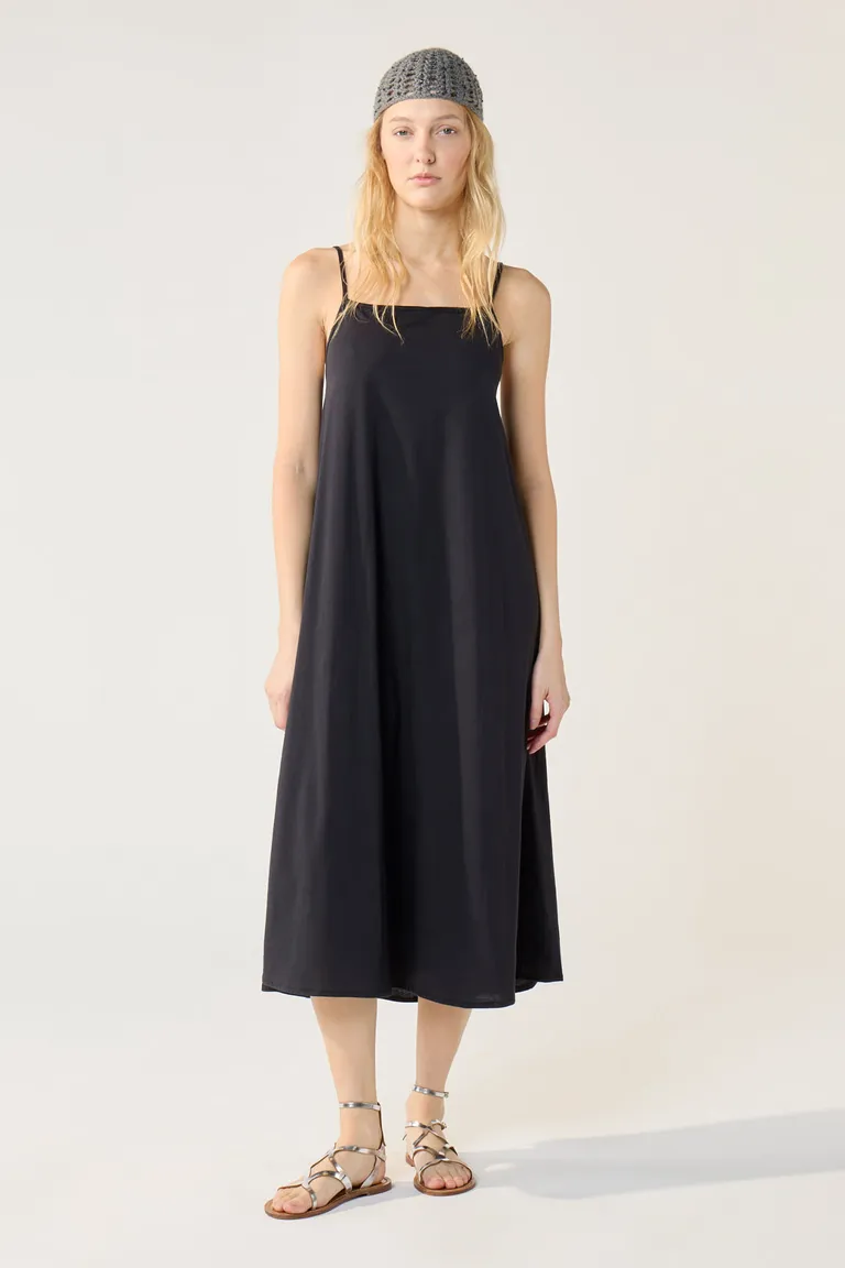 Vestido midi negro de jersey con escote y breteles finos de Cuesta Blanca en Vestidos para argentina