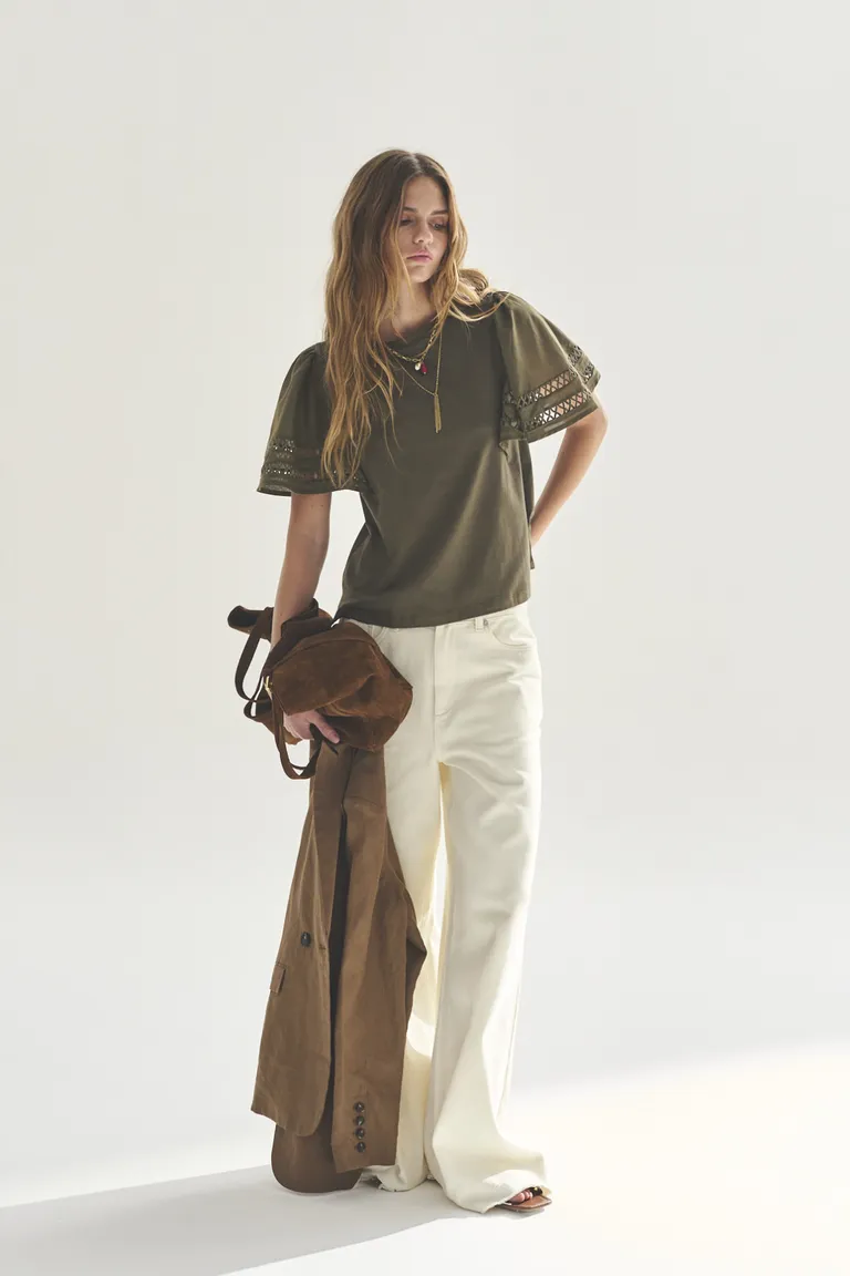 Remera de manga corta en color verde para mujer, perfecta para looks casuales y de paseo de Akiabara en Remeras para argentina