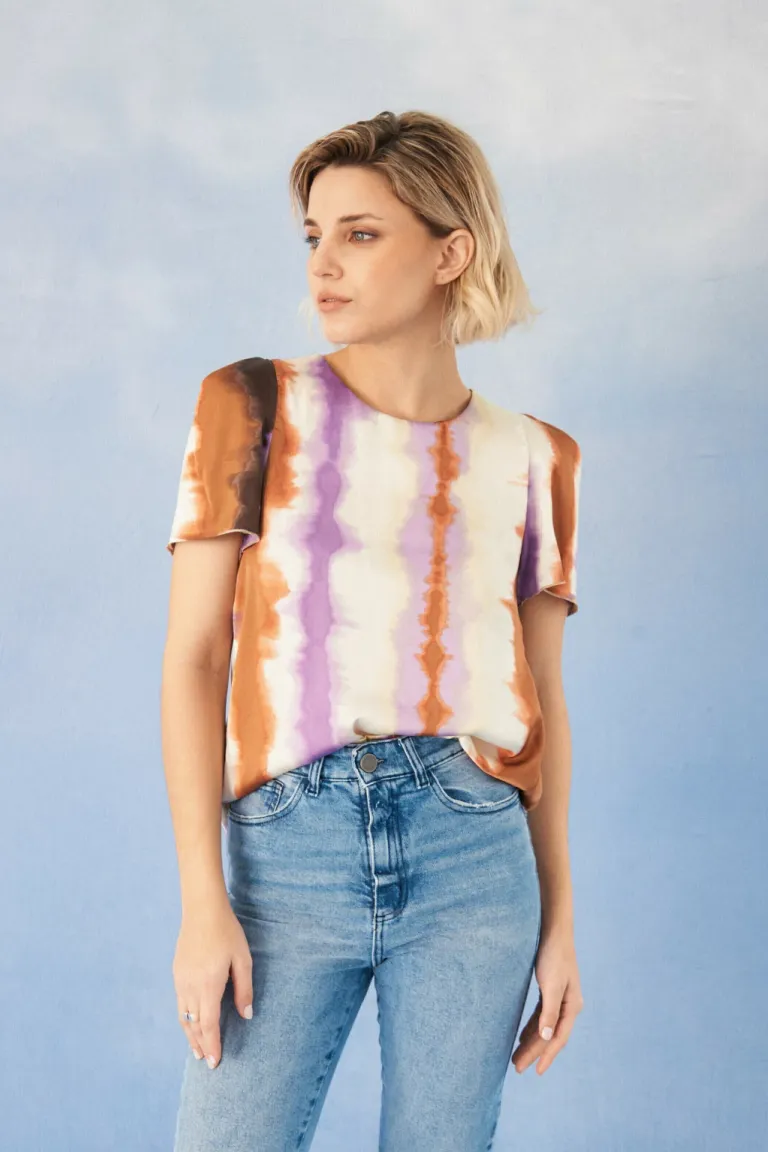 Blusa de diseño tie-dye, prenda versátil y de moda para mujer de Apricot en Blusas para argentina