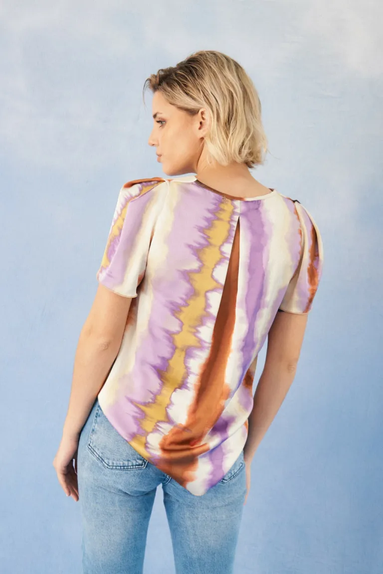 Blusa de diseño tie-dye, prenda versátil y de moda para mujer de Apricot en Blusas para argentina