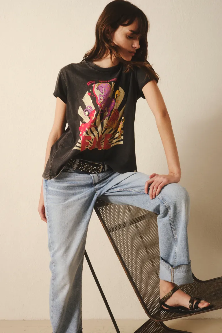 Remera de estilo bohemio con diseño astrológico en tonos vibrantes de Rapsodia en Remeras para argentina