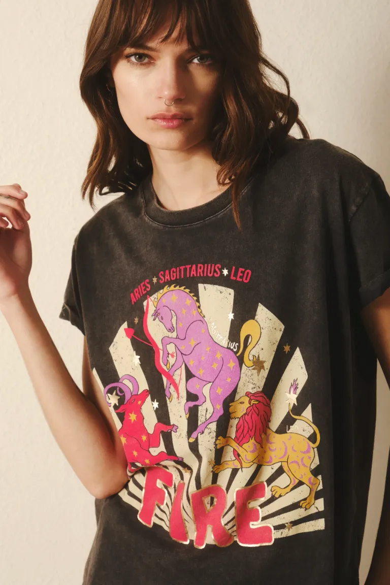 Remera de estilo bohemio con diseño astrológico en tonos vibrantes de Rapsodia en Remeras para argentina