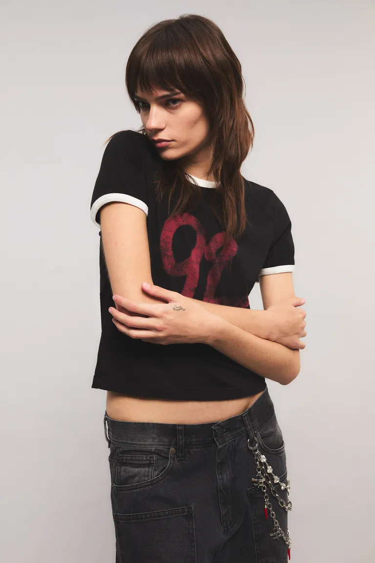 Remera negra con estampado distintivo y corte slim para mujer de Kosiuko en Remeras para argentina