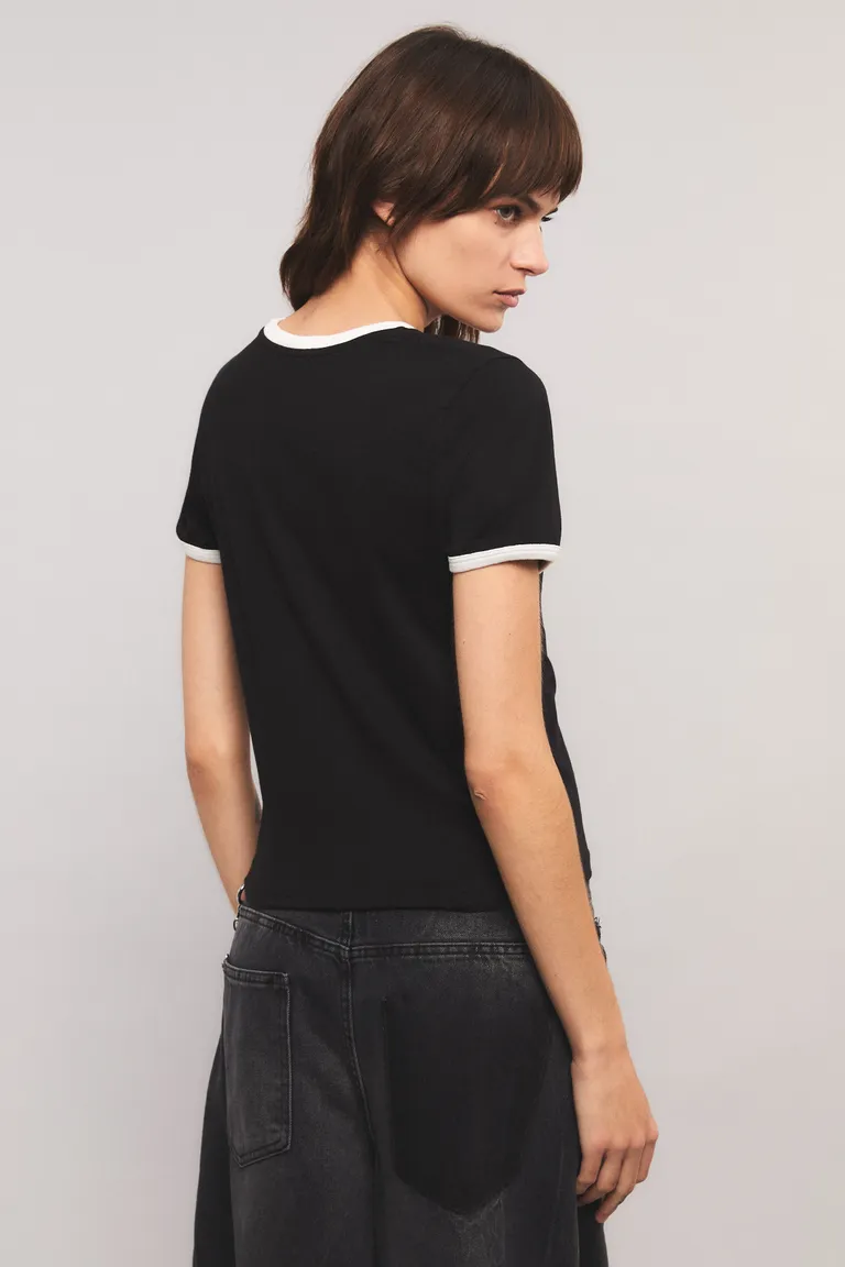 Remera negra con estampado distintivo y corte slim para mujer de Kosiuko en Remeras para argentina