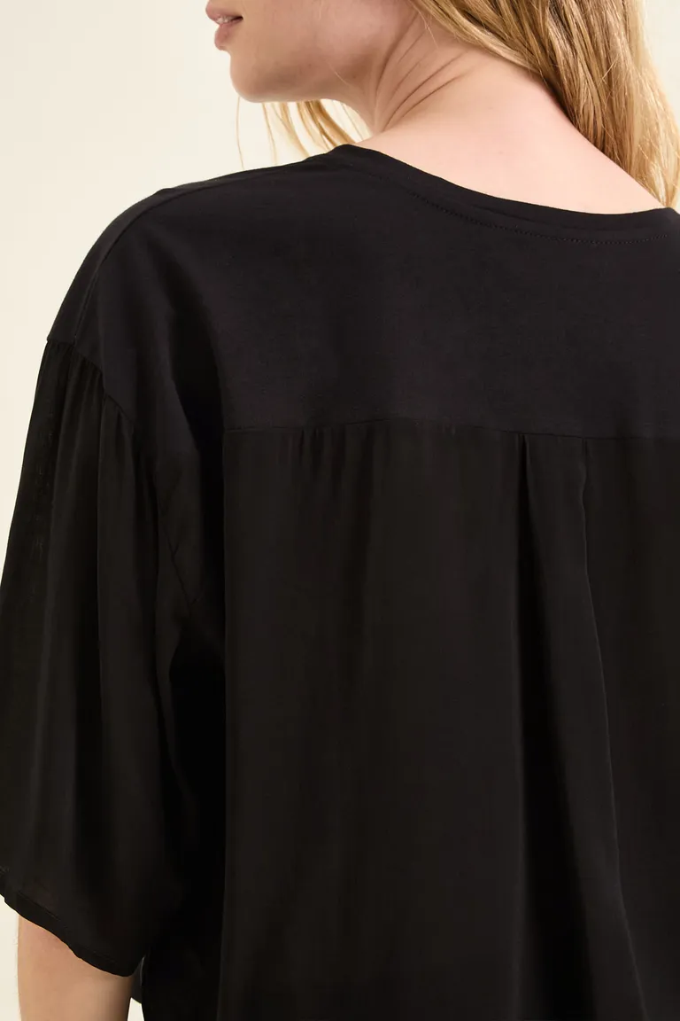 Remera de cuello redondo con calce holgado y mangas cortas para mujer de Cuesta Blanca en Remeras para argentina