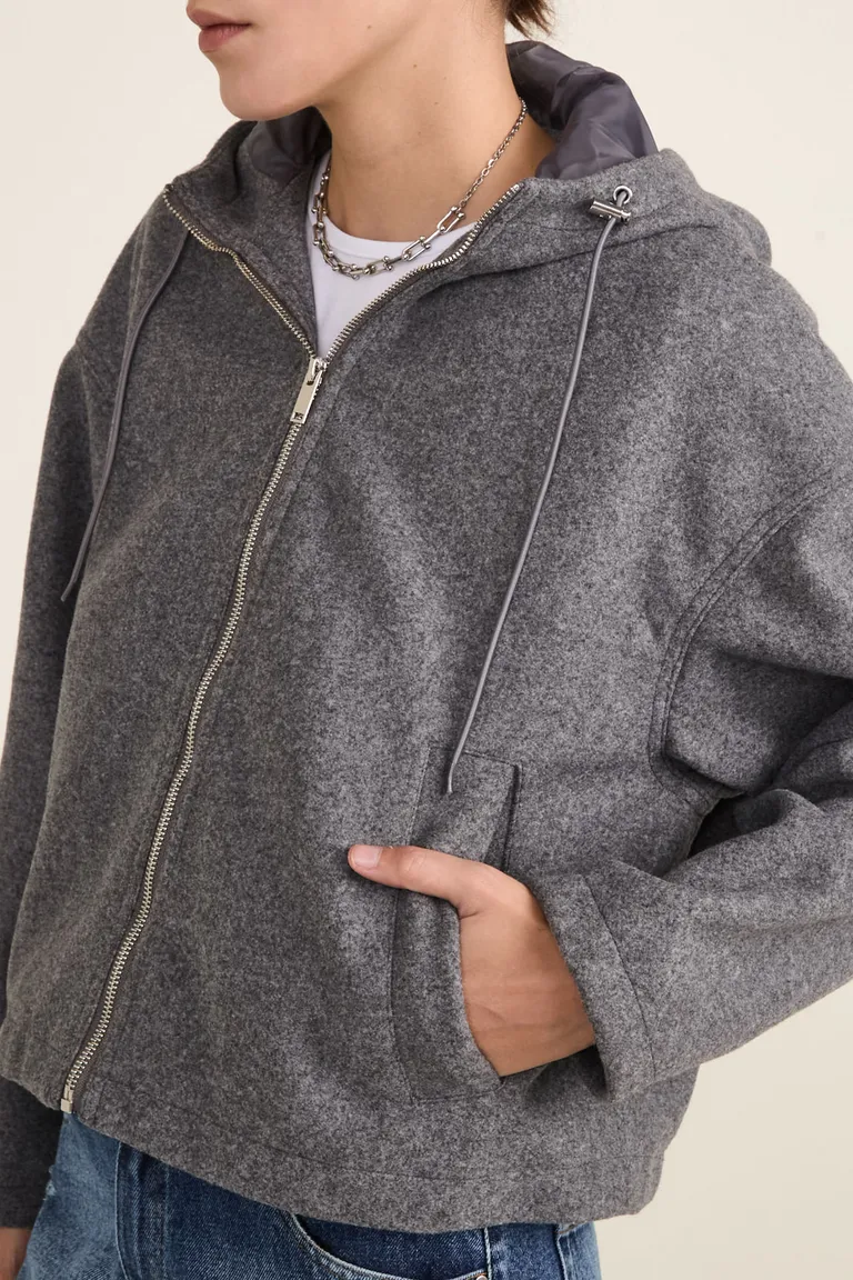 Chaqueta corta con capucha, cierre frontal metálico y bolsillos laterales, corte moderno y ajuste regulable de Cuesta Blanca en Chaquetas para argentina