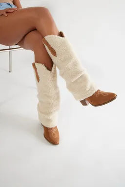 Botas sherpa baxter beige marrón de Fashion Nova en Botas y Botinetas para argentina