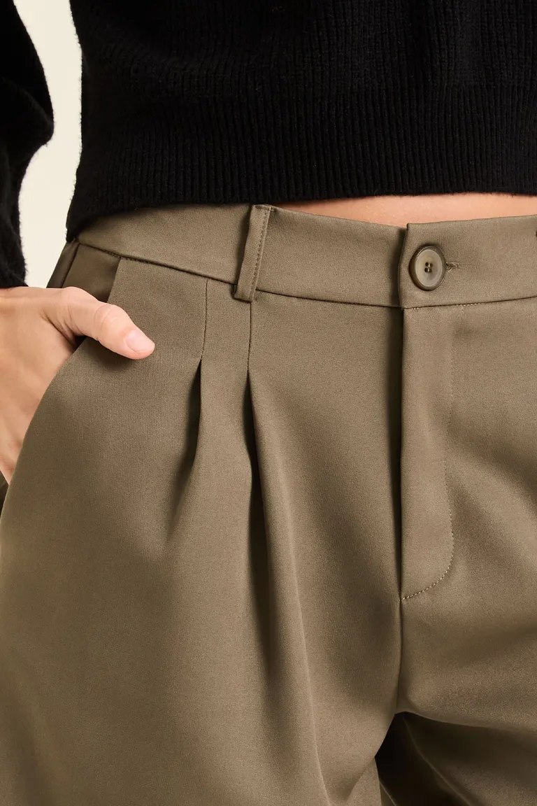 Bermuda sastrera tiro alto con pinzas y bolsillos laterales de Cuesta Blanca en Shorts para argentina