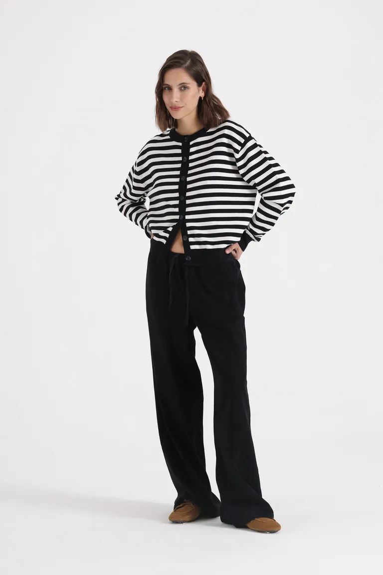 Cardigan corto tejido con diseño de rayas y cierre frontal de botones de Yagmour en Buzos y Sweaters para argentina