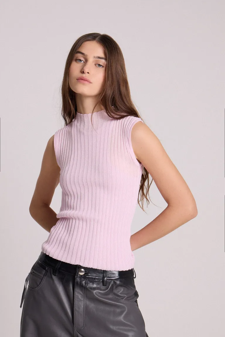 Top rosa de cuello alto y tejido rib para un look casual y femenino de Maria Cher en Tops para argentina