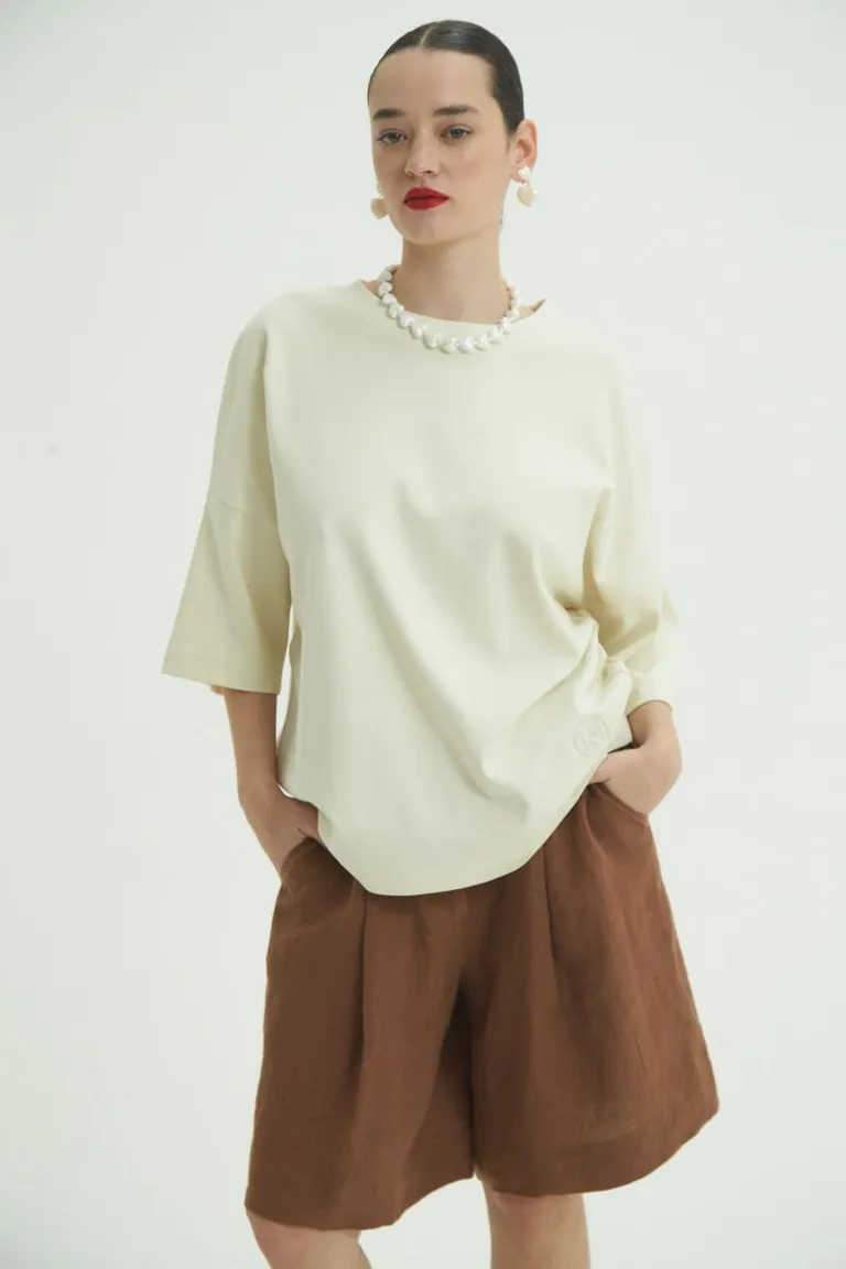 Remera beige de algodón con diseño sobrio y bordado en la espalda de Las Pepas en Remeras para argentina