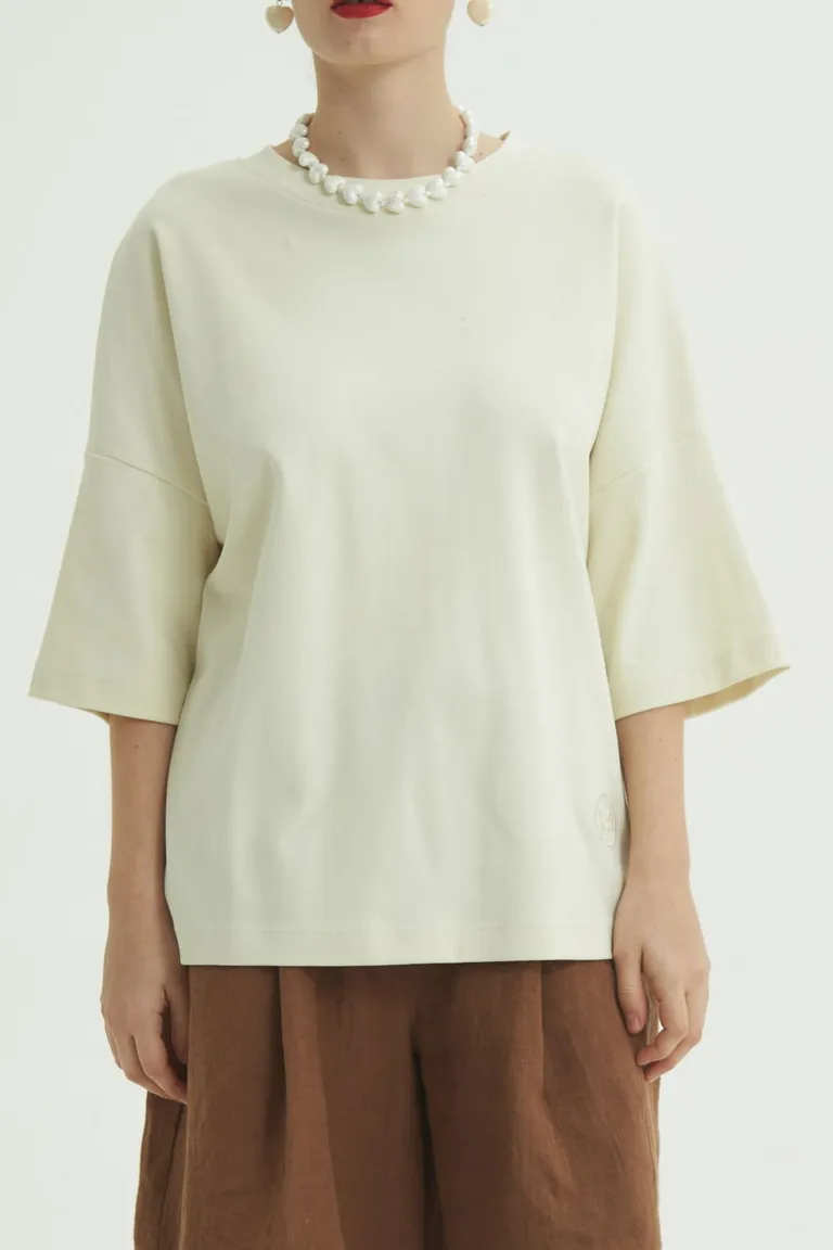 Remera beige de algodón con diseño sobrio y bordado en la espalda de Las Pepas en Remeras para argentina