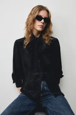Camisa satinada con lazada de Mango en Camisas para argentina
