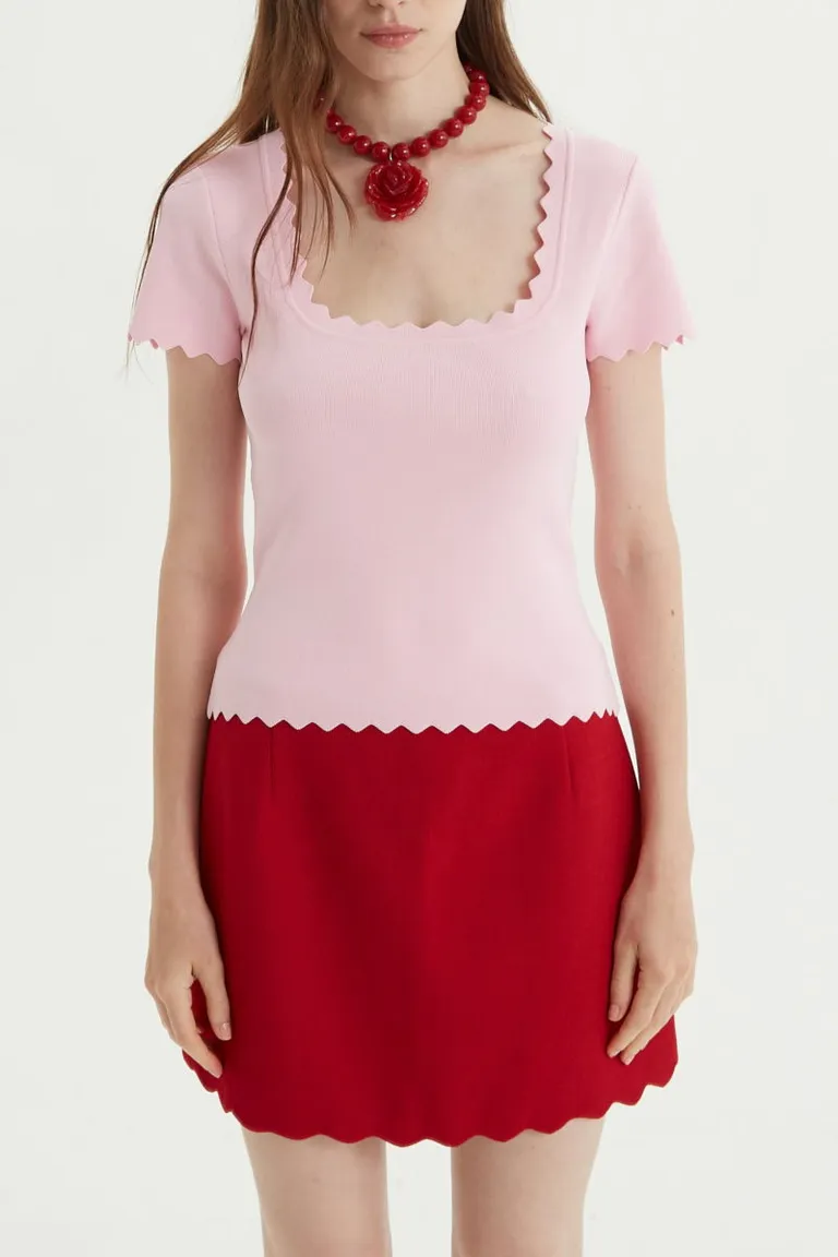 Remera de tejido con cuello cuadrado y terminaciones onduladas en ruedo y mangas de Las Pepas en Remeras para argentina