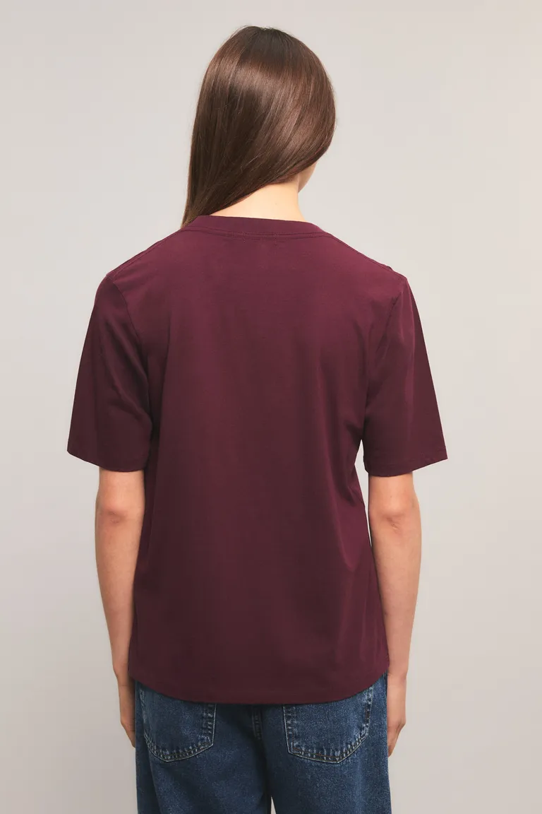 Remera de corte holgado con cuello redondo mangas cortas y detalle bordado al frente de Kosiuko en Remeras para argentina