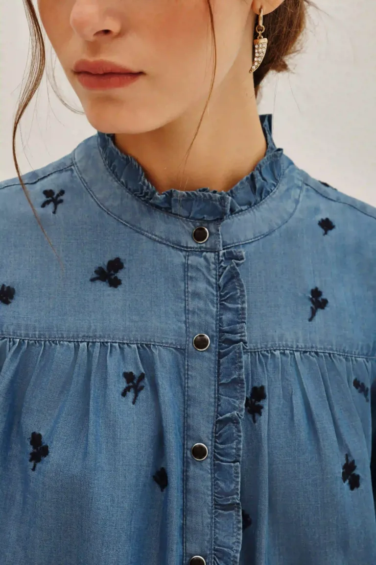 Camisa de corte recto con manga larga, cuello con volados y bordados sutiles de Rapsodia en Camisas para argentina