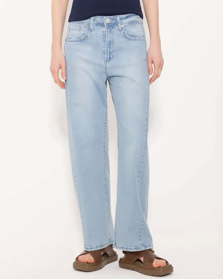 Pantalones vaqueros rectos de corte relajado y estilo masculino para mujer de Jazmin Chebar en Pantalones para argentina