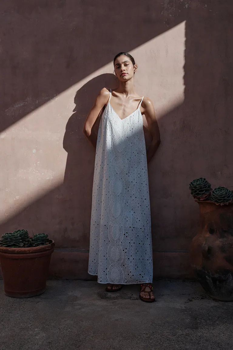 Vestido largo y fluido con detalles bordados para un estilo veraniego y elegante de Sweet en Vestidos para argentina