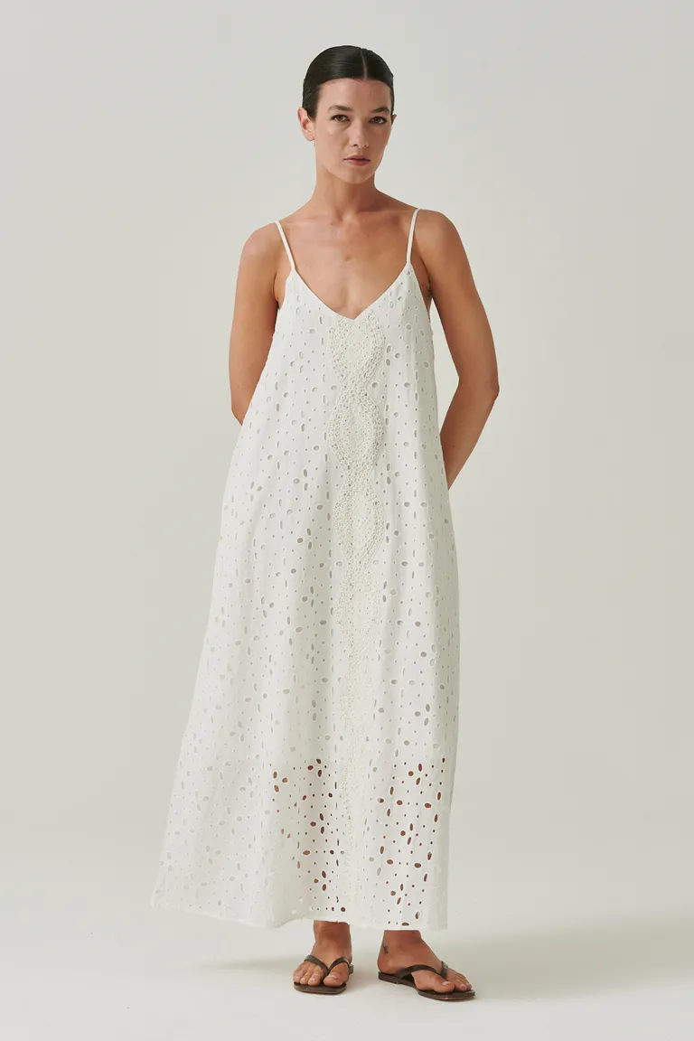 Vestido largo y fluido con detalles bordados para un estilo veraniego y elegante de Sweet en Vestidos para argentina