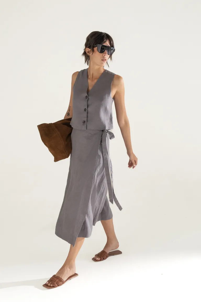 Chaleco sin mangas de línea recta y escote abierto, una prenda elegante y versátil para la mujer de Akiabara en Chalecos para argentina