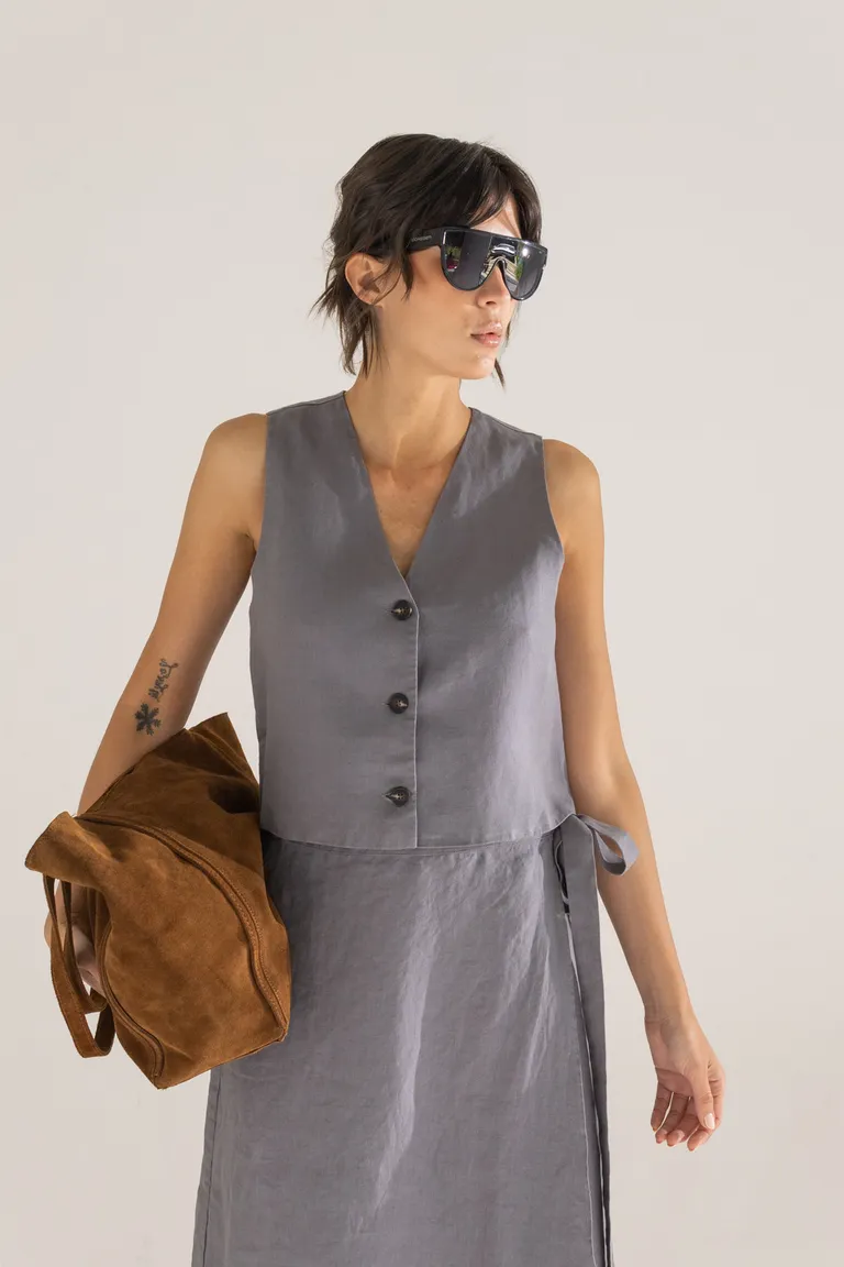 Chaleco sin mangas de línea recta y escote abierto, una prenda elegante y versátil para la mujer de Akiabara en Chalecos para argentina