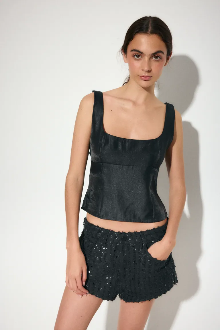 Musculosa de raso con recortes y cierre invisible en la espalda de Audaz en Tops para argentina