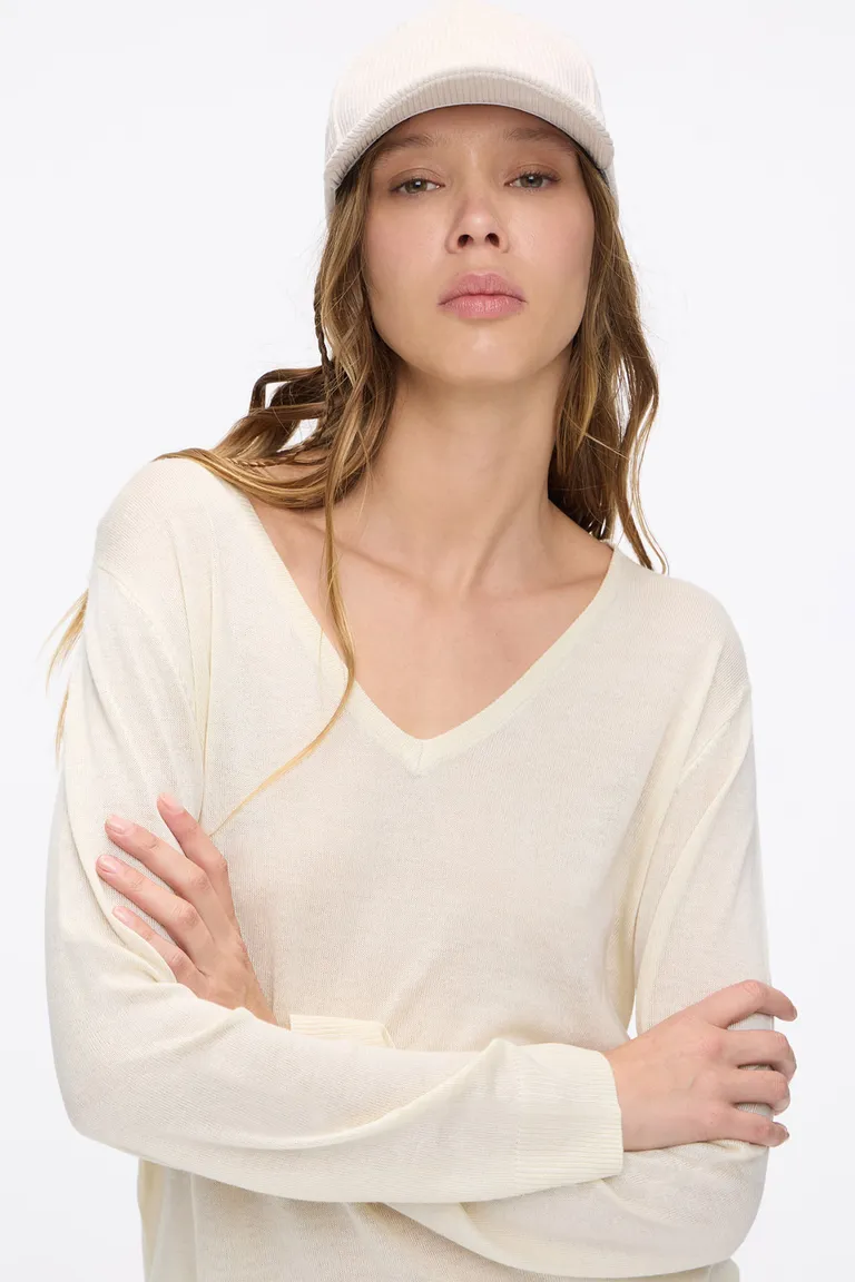 Sweater tejido con escote en V, corte relajado, espalda extendida y tajos laterales de Cuesta Blanca en Buzos y Sweaters para argentina