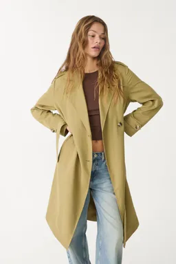 Trench fluido largo de Stradivarius en Tapados para argentina