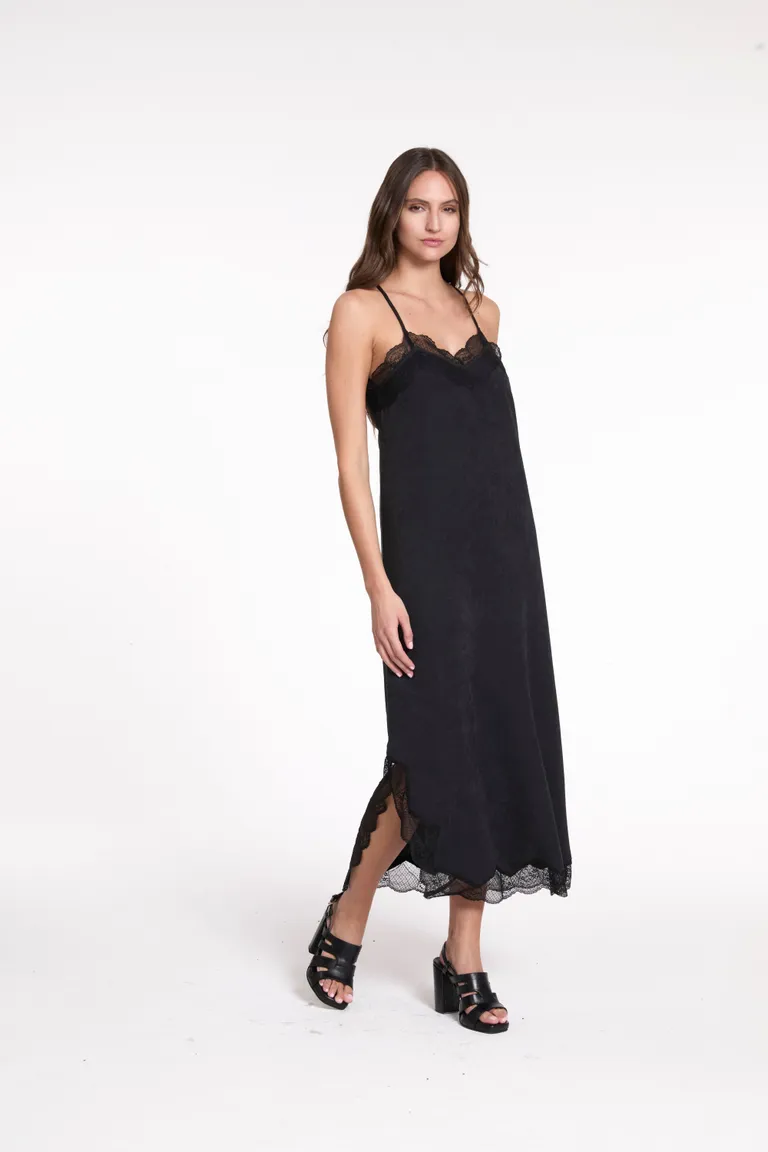 Vestido largo estilo lencero con detalles de encaje, breteles finos y tajo lateral en el ruedo de Justaosadia en Vestidos para argentina