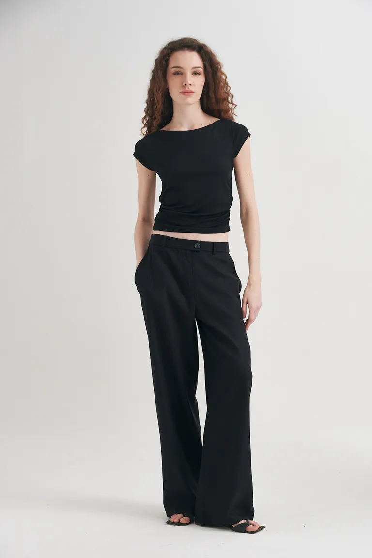 Pantalón de lino de corte relajado en color negro, ideal para outfits casuales y elegantes de Sweet en Pantalones para argentina