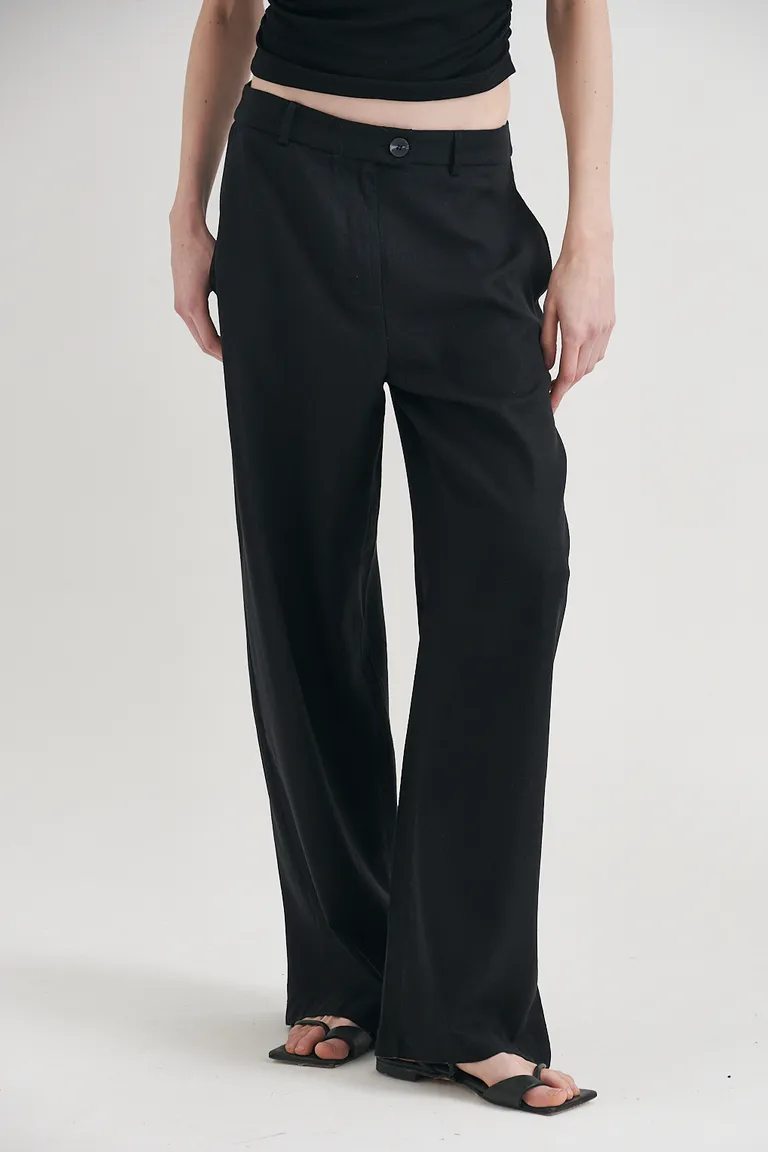 Pantalón de lino de corte relajado en color negro, ideal para outfits casuales y elegantes de Sweet en Pantalones para argentina