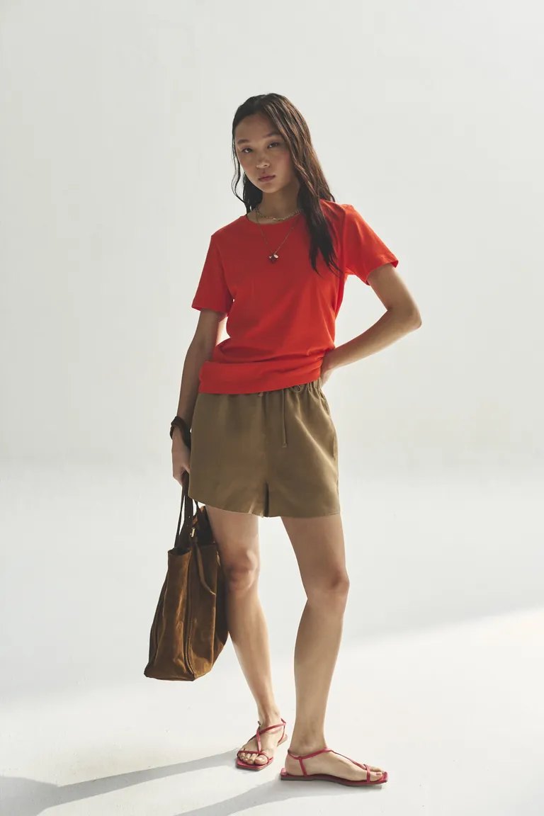 Remera de mujer en color rojo, de diseño sencillo y práctico de Akiabara en Remeras para argentina