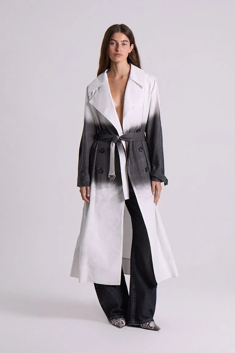 Trench de gabardina liviana en blanco con detalles metálicos de Maria Cher en Chaquetas para argentina
