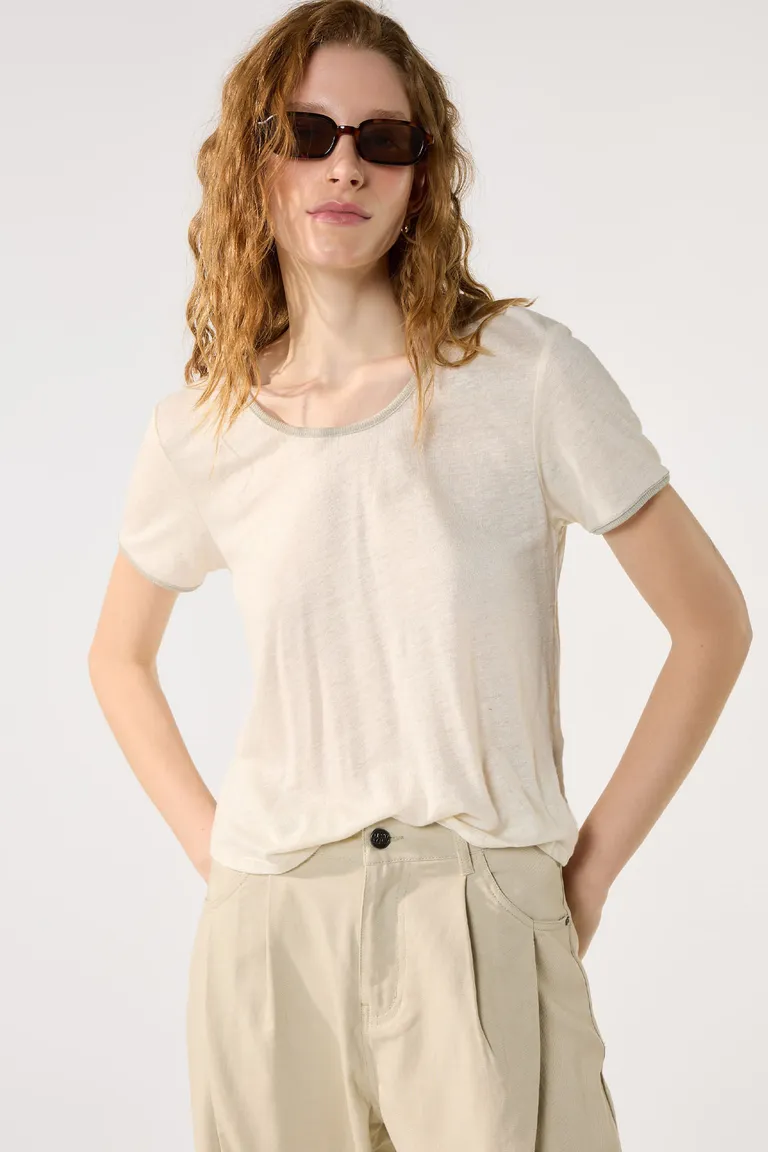 Remera de lino y viscosa con detalles en lurex, cuello redondo y terminación suave de Cuesta Blanca en Remeras para argentina